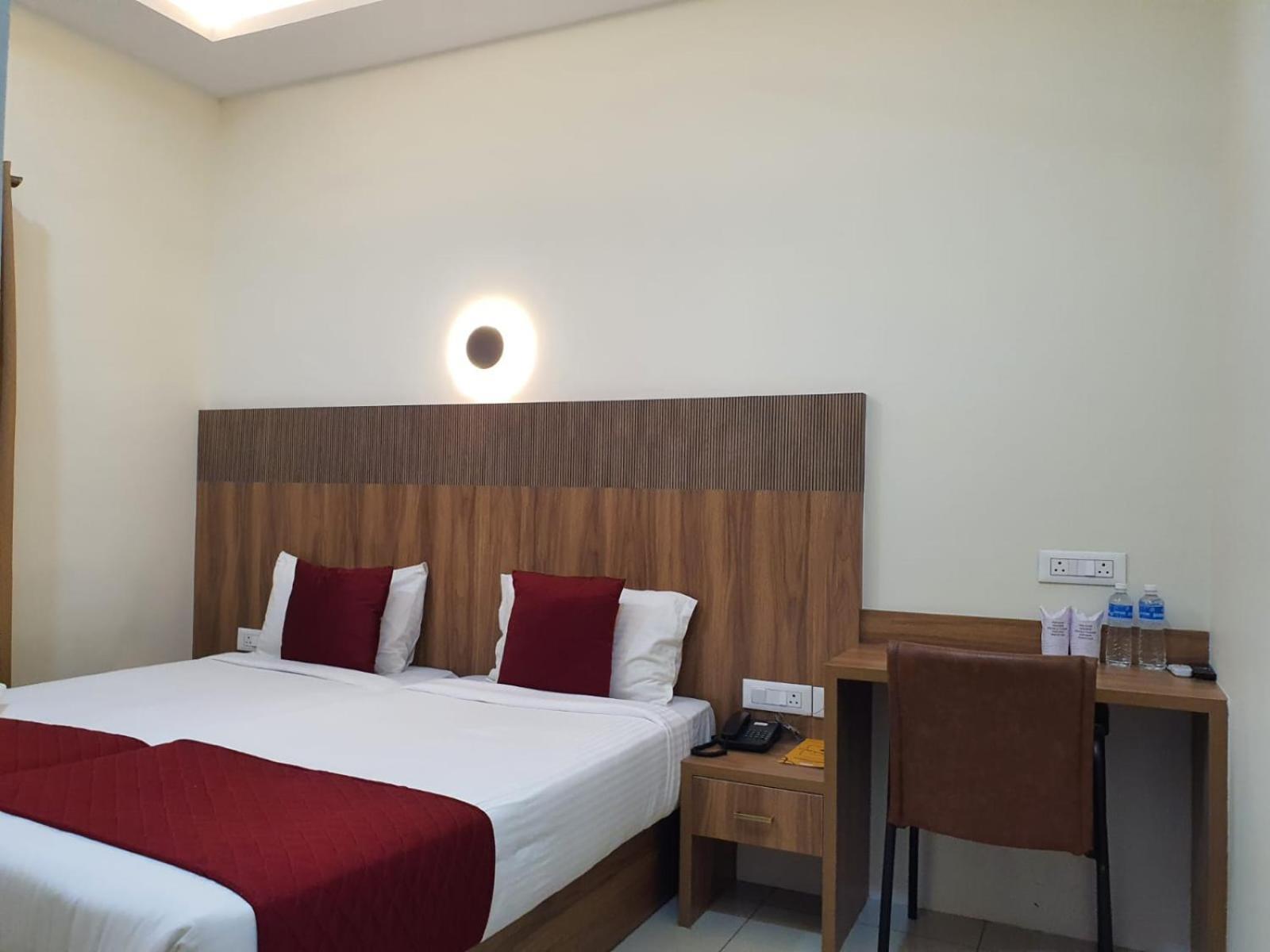 Hotel Deepakam Inn ปาลักกัด ภายนอก รูปภาพ