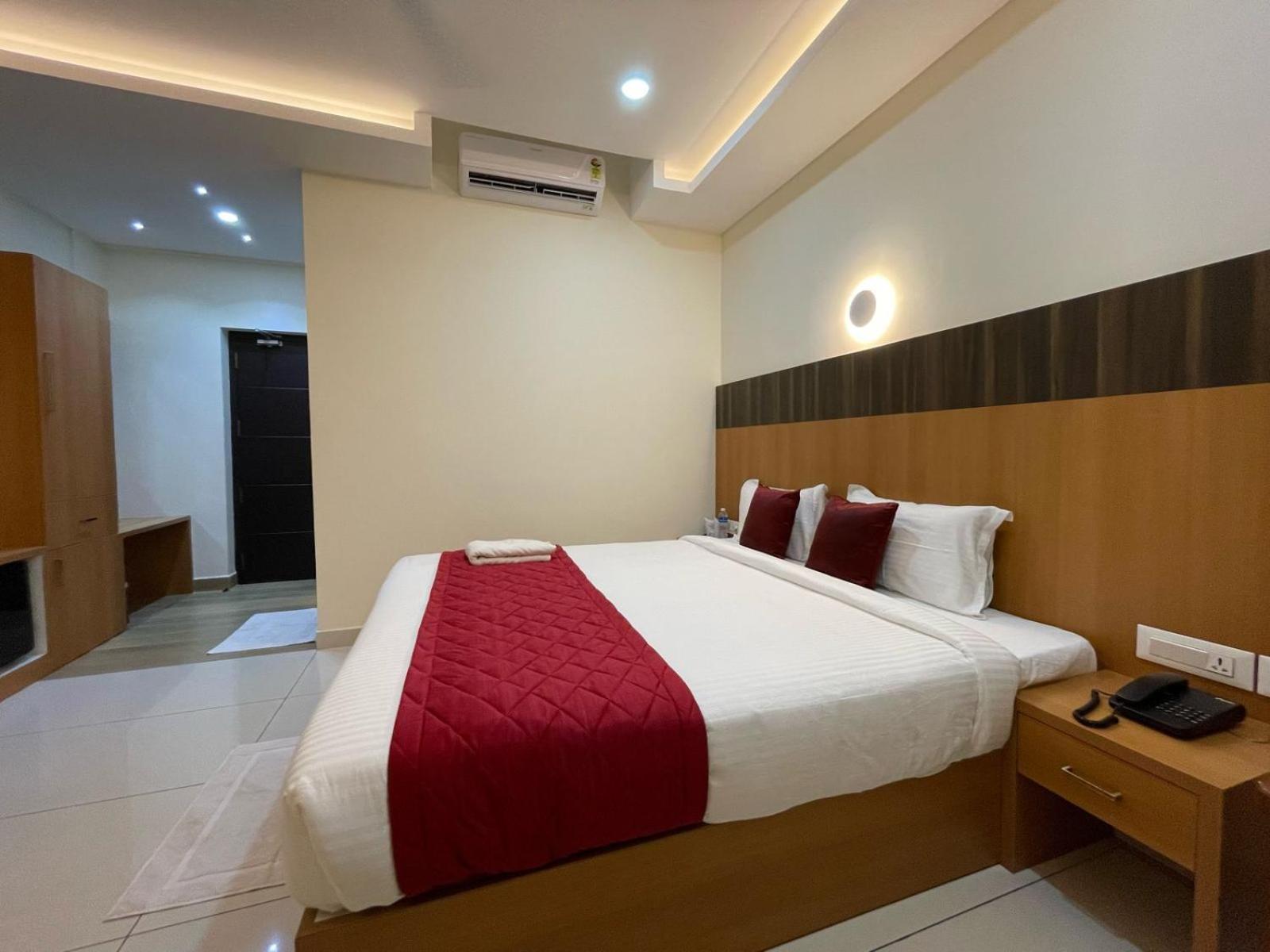 Hotel Deepakam Inn ปาลักกัด ภายนอก รูปภาพ